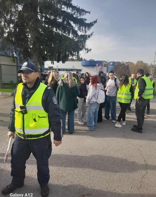 Полицейски служители и доброволци към Общинския съвет по наркотични вещества с послания към шофьорите по повод Световния ден в памет на жертвите от ПТП