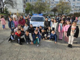 Първокласници от търговищко училище – с послания за безопасност на пътя