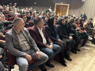 Ученици, учители и родители от Радомир, Земен и Ковачевци се запознаха с рисковете от употребата на наркотици чрез филма „Един грам живот“