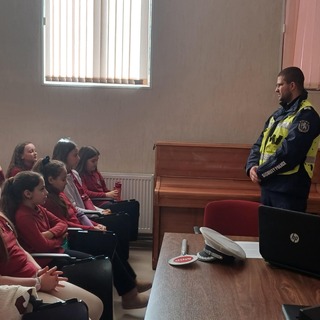 Около 100 четвъртокласници от основно училище в Търговище разговаряха с инспектори от “Пътна полиция“ за правилата за безопасно поведение на пътя