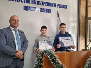 Момчета с големи сърца: Директорът на ОДМВР – Плевен отличи деца за техния жест на доброта