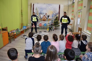 Пътни полицаи си говориха за пътна безопасност с малчуганите от ДГ „Пролет“
