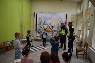 Пътни полицаи си говориха за пътна безопасност с малчуганите от ДГ „Пролет“