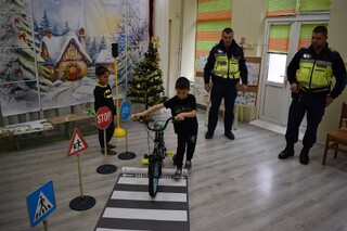 Пътни полицаи си говориха за пътна безопасност с малчуганите от ДГ „Пролет“