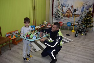 Пътни полицаи си говориха за пътна безопасност с малчуганите от ДГ „Пролет“