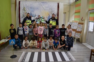 Пътни полицаи си говориха за пътна безопасност с малчуганите от ДГ „Пролет“