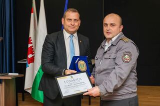 Полицаите, проявили храброст в борбата с горящите автобуси, бяха удостоени с почетни знаци от Община Костинброд