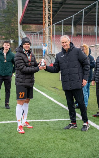 Подадената в нужда ръка е по-ценна от всичко