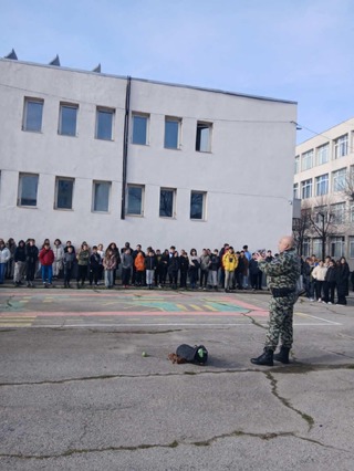 Превантивни беседи с ученици от няколко училища в Перник