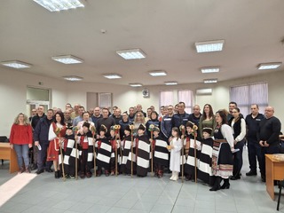 Звънливи детски гласчета и потропване на коледарски геги огласиха днес сградата на Шесто РУ в Пловдив