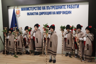 Видинските полицаи посрещнаха добри гости коледари