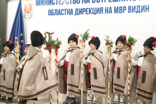 Видинските полицаи посрещнаха добри гости коледари