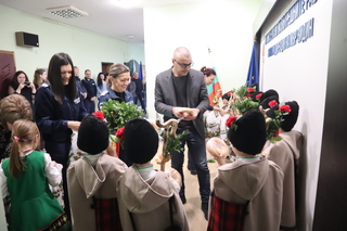 Видинските полицаи посрещнаха добри гости коледари
