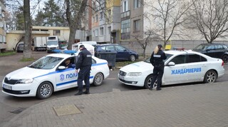 Полицейски служители обезпечават сигурността около пощенските станции