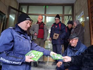 Полицейски служители в помощ на пенсионерите при получаване на първите пенсии в евро