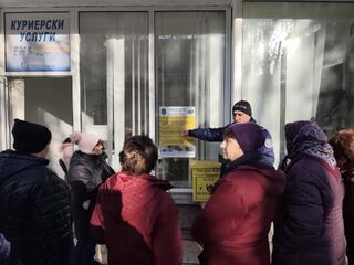 Полицейски служители в помощ на пенсионерите при получаване на първите пенсии в евро