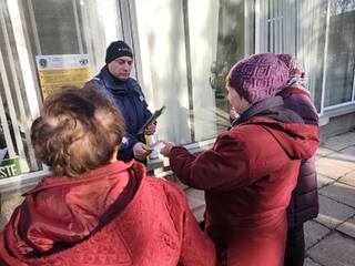 Полицейски служители в помощ на пенсионерите при получаване на първите пенсии в евро