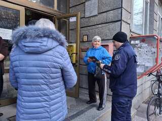 Полицейски служители в помощ на пенсионерите при получаване на първите пенсии в евро
