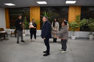 Деца от ПГХТ „Проф. д-р Асен Златаров“ гостуваха по повод Василица в ОДМВР – В. Търново