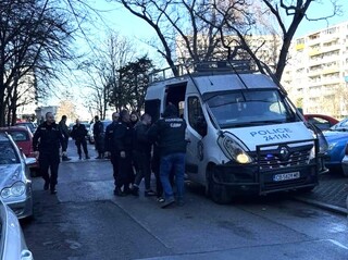 Криминалисти от СДВР задържаха двама мъже непосредствено след домова кражба