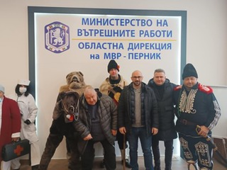 Сурвакари от Кралев дол благословиха ОДМВР – Перник за здраве, късмет и успешна 2026 година