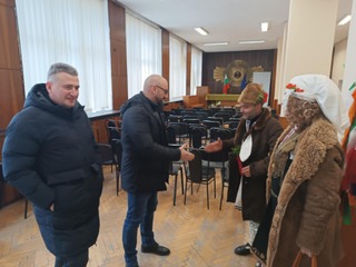 Сурвакари от Кралев дол благословиха ОДМВР – Перник за здраве, късмет и успешна 2026 година