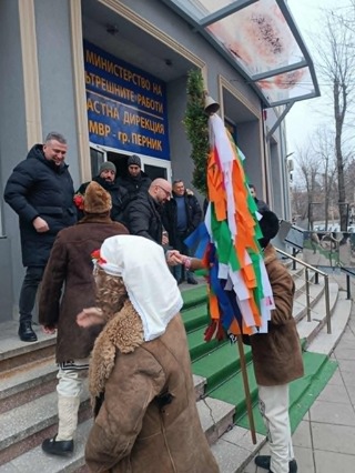 Сурвакари от Кралев дол благословиха ОДМВР – Перник за здраве, късмет и успешна 2026 година