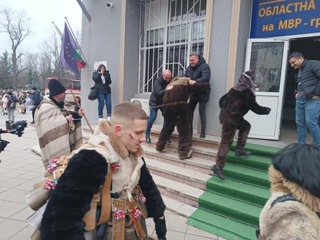 Сурвакари от Кралев дол благословиха ОДМВР – Перник за здраве, късмет и успешна 2026 година