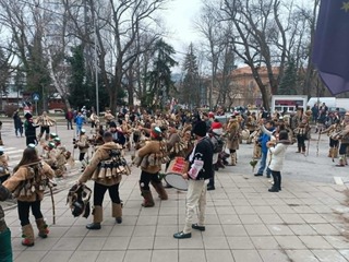 Сурвакари от Кралев дол благословиха ОДМВР – Перник за здраве, късмет и успешна 2026 година