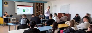 Началникът на РУ-Правец обсъди с гимназисти вредата от употребата на наркотици