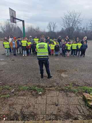 Урок по пътна безопасност в ОУ „Свети Свети Кирил и Методий“ в село Крушовица