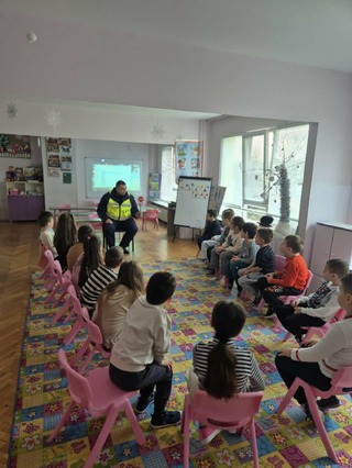 Деца от предучилищна група се запознаха с полицейската професия