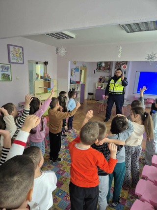 Деца от предучилищна група се запознаха с полицейската професия