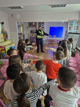 Деца от предучилищна група се запознаха с полицейската професия