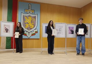 Награди за учениците, победители в конкурса за плакат на тема „Силата е в добротата“