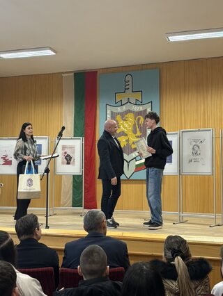 Награди за учениците, победители в конкурса за плакат на тема „Силата е в добротата“