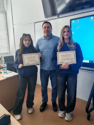 Отличия за две ученички, които намерили портфейл с парична сума и го предали в РУ-Пазарджик