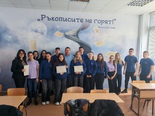 Отличия за две ученички, които намерили портфейл с парична сума и го предали в РУ-Пазарджик