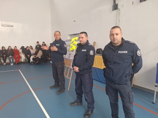 Полицаи от Второ РУ – Плевен изнесоха интерактивен урок по пътна безопасност пред ученици от плевенската гимназия по туризъм „Алеко Константинов“