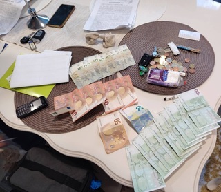 Четирима извършители на серия телефонни измами са задържани и обвинени след специализирана полицейска операция, организирана от ГДНП