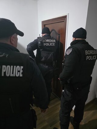 Служители на ГД „Гранична полиция“ разкриха организирана престъпна група за трафик на мигранти