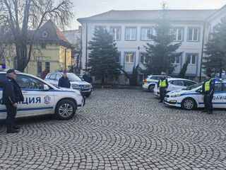Дежурните екипи от Районните управления на ОДМВР-Монтана и РД ПБЗН-Монтана отдадоха почит на полицейските служители, загиналите при изпълнение на служебния дълг