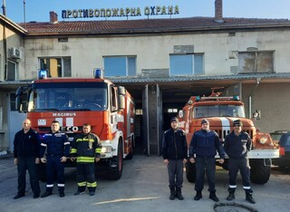 С включени светлини и едноминутно мълчание ОДМВР-Разград и РДПБЗН-Разград отбелязаха деня в памет на загиналите служители на реда