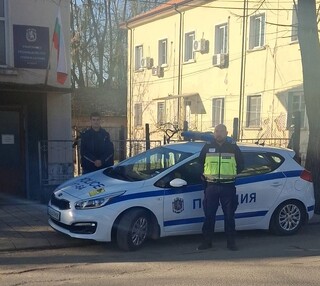 С включени светлини и едноминутно мълчание ОДМВР-Разград и РДПБЗН-Разград отбелязаха деня в памет на загиналите служители на реда