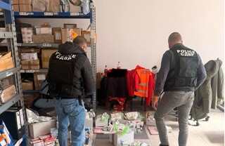 Служители на отдел „Икономическа полиция“- СДВР предотвратиха изпращането на пратки с лекарствени продукти с неясен произход за страни от ЕС