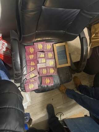 СДВР разкри нелегална печатница за фалшиви документи и валута, задържани са двама криминално проявени мъже