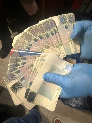 СДВР разкри нелегална печатница за фалшиви документи и валута, задържани са двама криминално проявени мъже