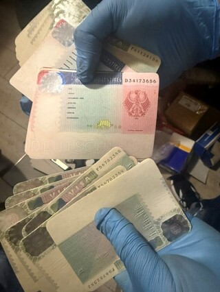 СДВР разкри нелегална печатница за фалшиви документи и валута, задържани са двама криминално проявени мъже