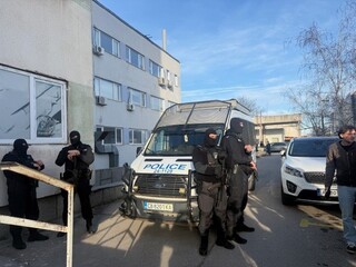 Полицейски служители разбиха производствена база, иззети са лекарствени препарати и добавки с несъществуващи търговски марки