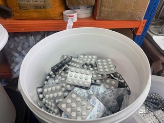 Полицейски служители разбиха производствена база, иззети са лекарствени препарати и добавки с несъществуващи търговски марки